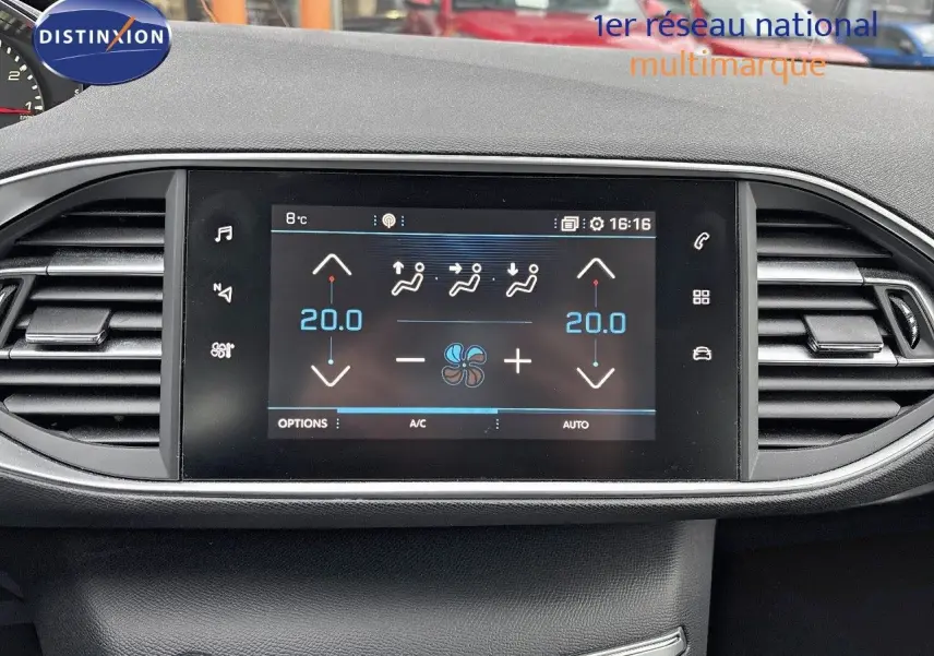 Écran tactile central de la Peugeot 308 gris Artense montrant la climatisation à 20°C en mode automatique.