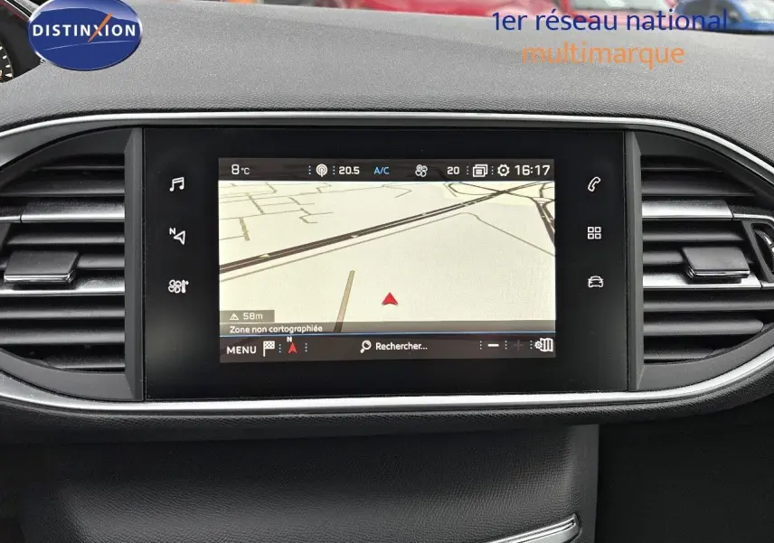 Écran tactile central avec navigation GPS dans l'habitacle d'une Peugeot 308 gris Artense, vue de face.