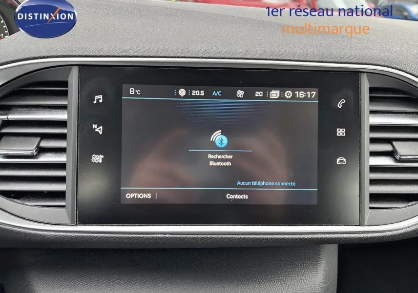 Écran tactile central du tableau de bord de la Peugeot 308 gris Artense, affichant la recherche Bluetooth.