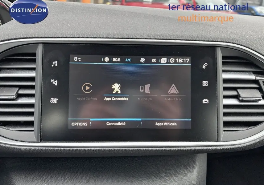 Écran tactile central de la Peugeot 308 gris Artense 2019 affichant les options Apple CarPlay et Android Auto.