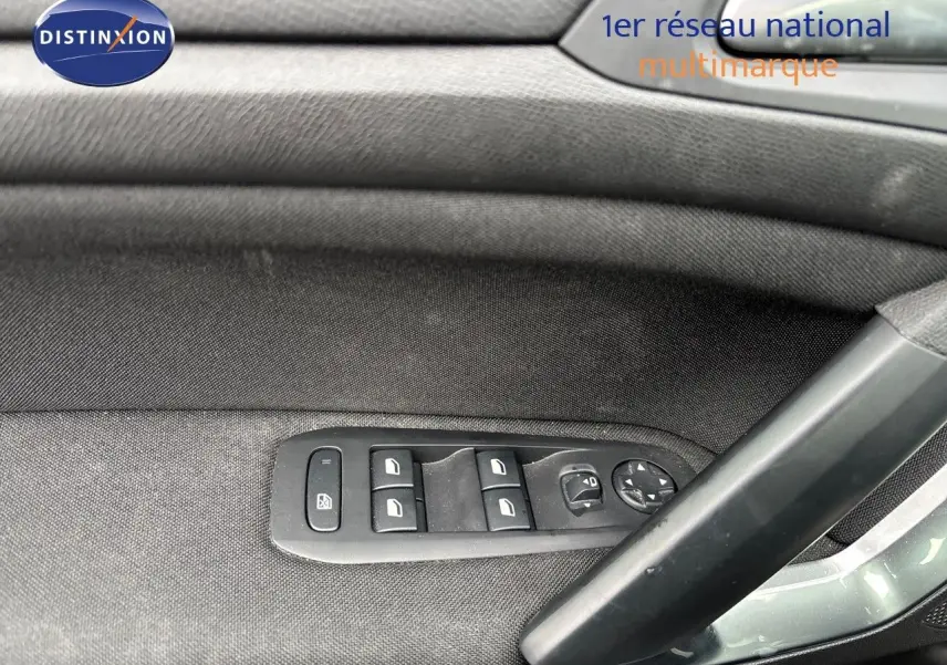 Panneau de porte côté gauche de Peugeot 308 gris Artense, avec commandes électriques des vitres et réglage des rétroviseurs.