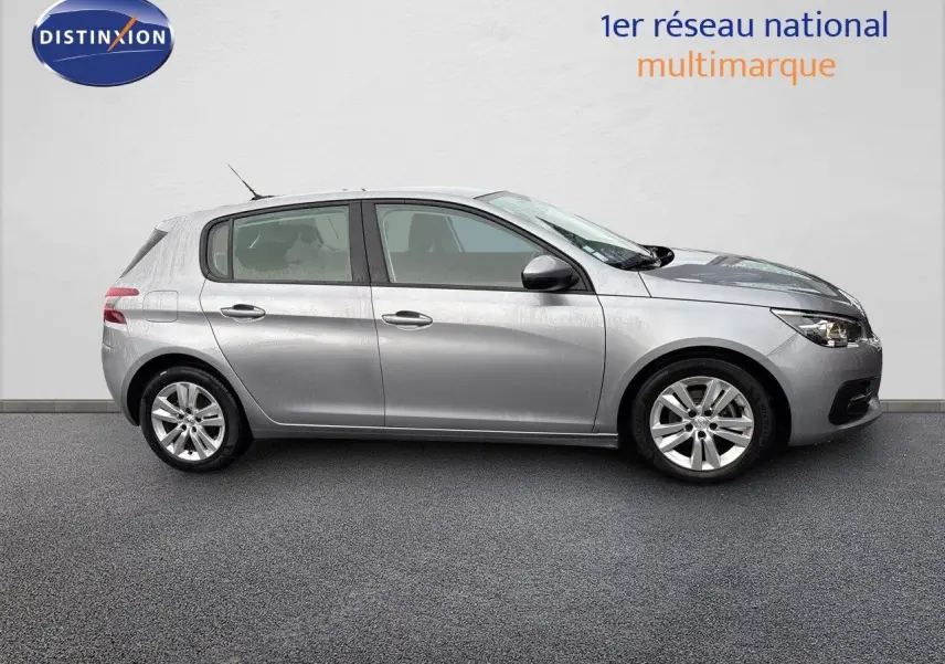 Profil droit d'une Peugeot 308 gris artense de 2019, version 1.2 PureTech 130 Active à 5 portes, sur fond neutre.