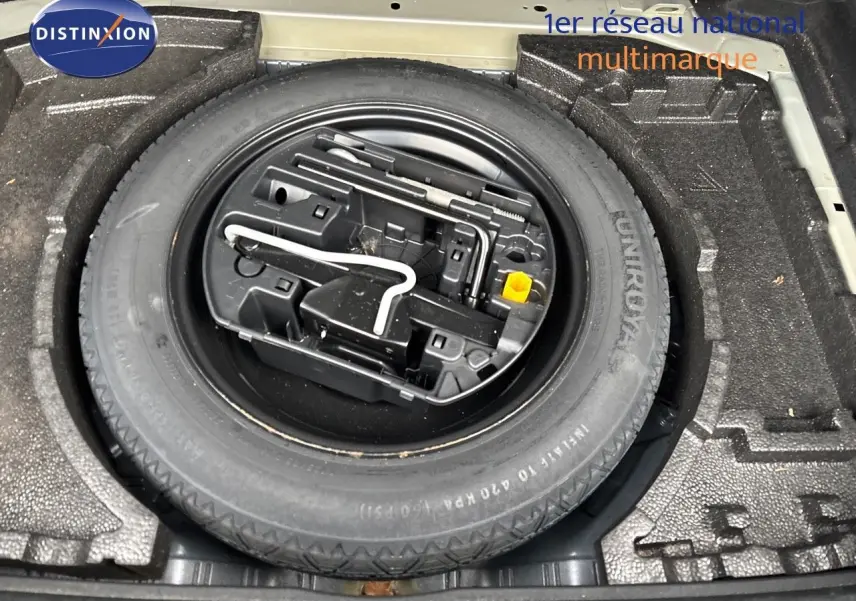 Roue de secours avec outillage intégré dans le coffre d'une Peugeot 308 gris Artense 2019 vue de dessus.