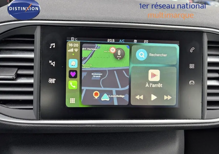 Écran tactile central du tableau de bord de la Peugeot 308 gris Artense, affichant la navigation et les commandes multimédia.