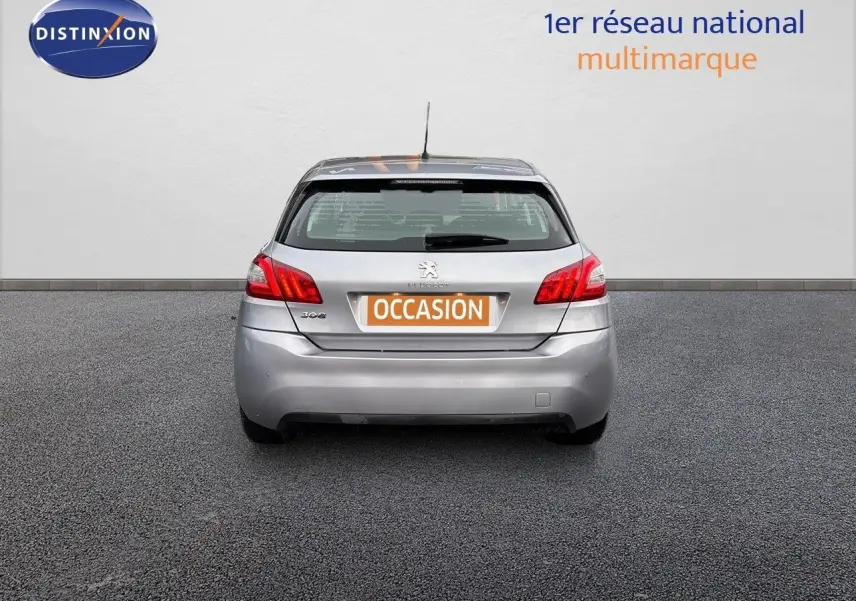 Vue arrière d'une Peugeot 308 gris Artense de 2019 avec plaque "OCCASION" sur fond neutre.