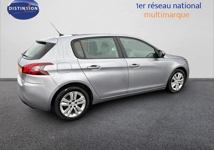 Peugeot 308 gris Artense vue de profil côté droit, montrant la carrosserie compacte 5 portes et les jantes alliage.