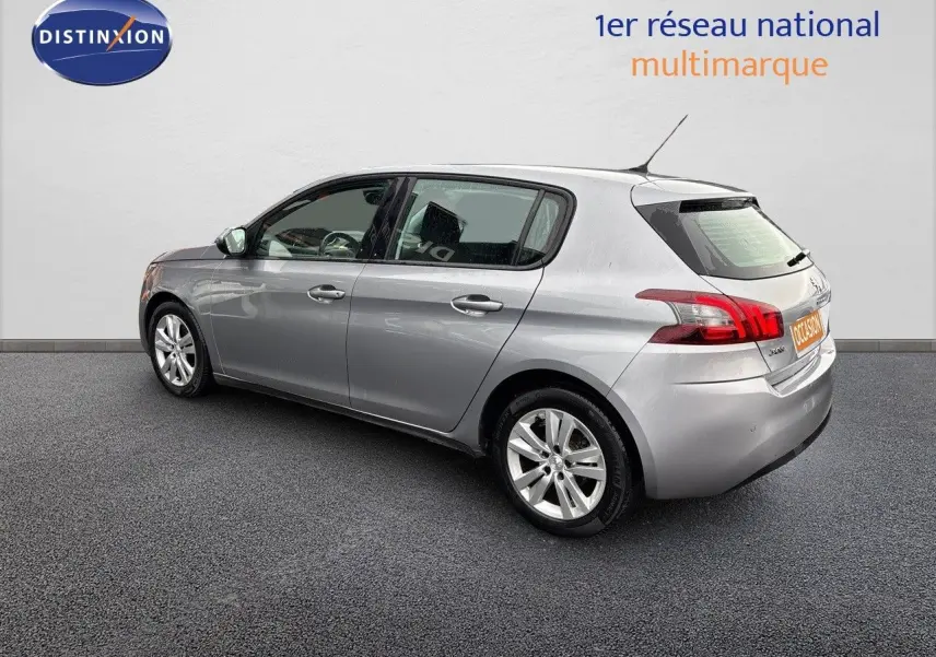 Peugeot 308 gris Artense vue de profil côté gauche, mettant en valeur ses lignes fluides et ses jantes alliage.
