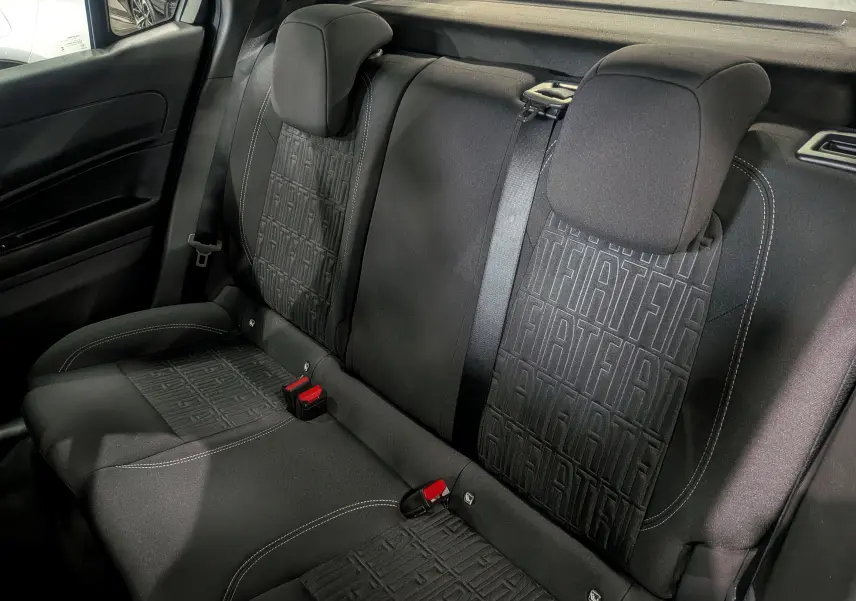 Vue rapprochée des sièges arrière noirs avec motifs FIAT en tissu dans une Fiat 600 1.2 Hybrid 2025.