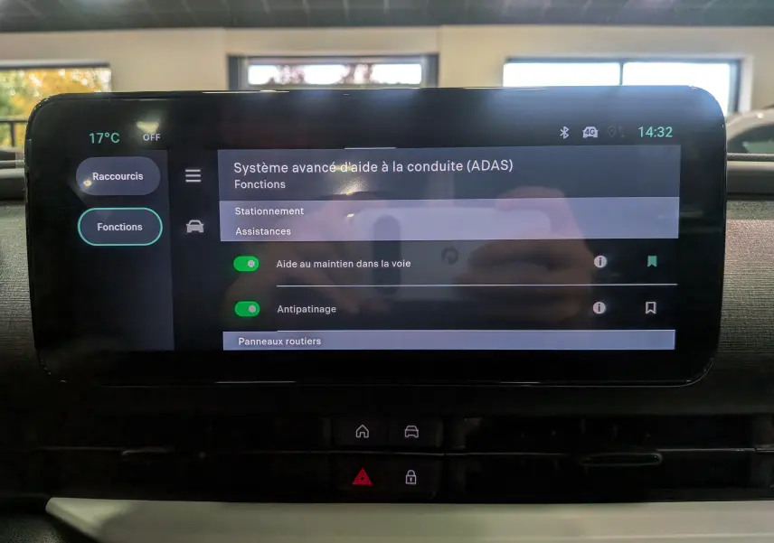 Écran tactile central du tableau de bord du Fiat 600 bleu Sea affichant les aides à la conduite activées.