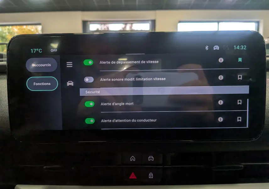 Écran tactile intérieur du tableau de bord de la FIAT 600 Hybrid 2025 montrant les alertes de sécurité activées.