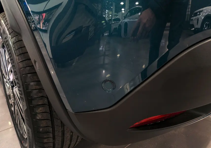 Détail du pare-chocs arrière côté gauche bleu Sea du FIAT 600 Hybrid 2025 avec capteur de recul et feu rouge.