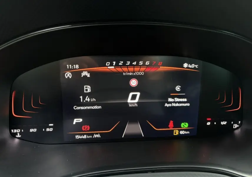 Tableau de bord digital du SEAT Arona 2025 affichant la consommation, vitesse à 0 km/h et température extérieure 4°C.