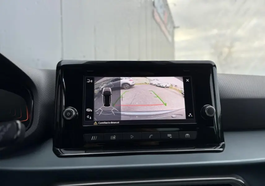 Écran central montrant la caméra de recul du SEAT Arona gris magnétique, vue intérieure du tableau de bord.