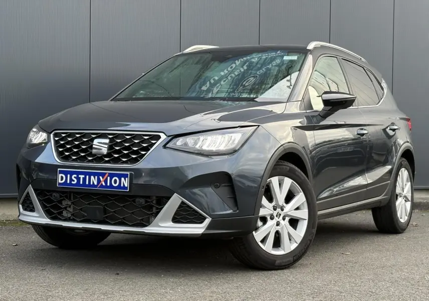 SEAT Arona TSI 115 DSG Xpérience gris magnétique, vue 3/4 avant avec jantes alliage 17 pouces et toit contrasté.