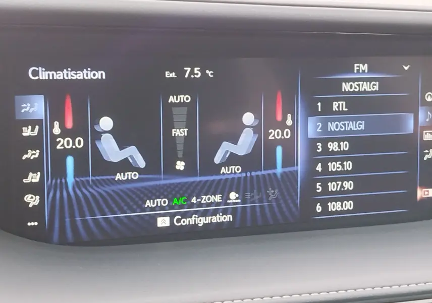 Écran de la climatisation et radio FM de la Lexus LS 500H gris manganèse, affichant 20°C et stations radio.