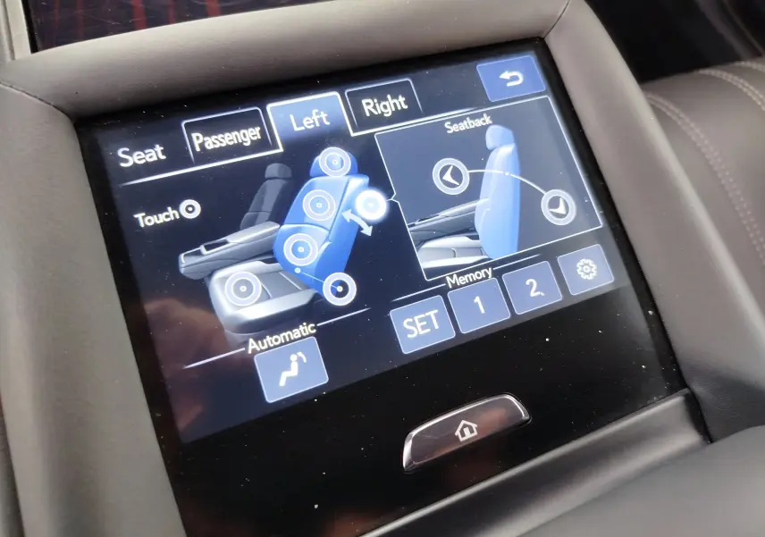 Écran tactile intérieur du Lexus LS 500H 2020 montrant les réglages électriques du siège côté gauche en bleu.