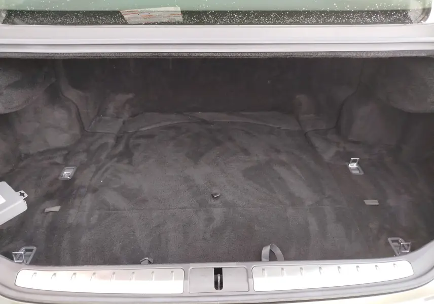 Coffre ouvert de Lexus LS 500H 2020 gris manganèse, vue intérieure montrant un espace de chargement propre et spacieux.