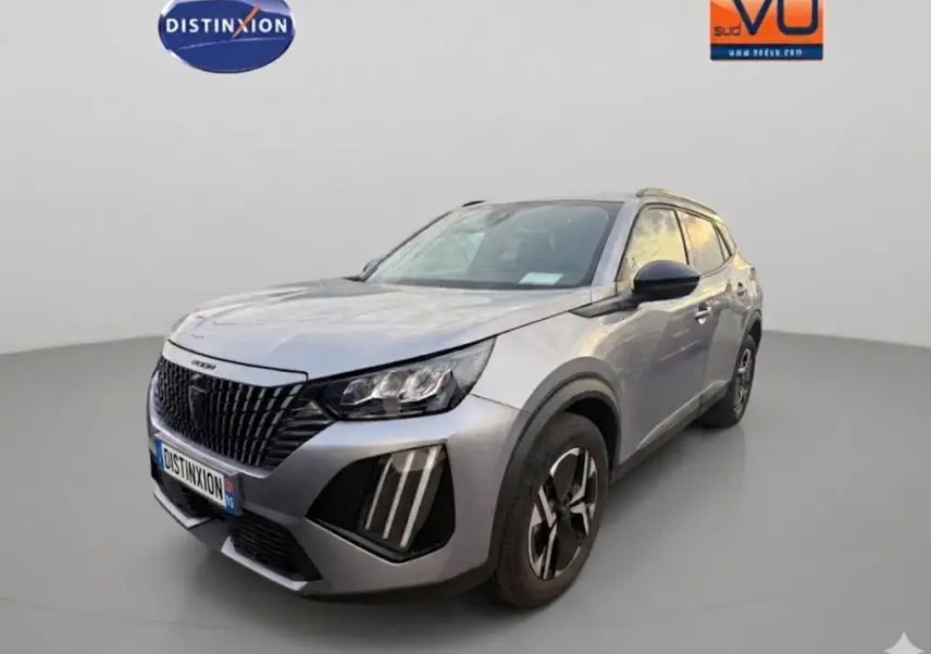 Peugeot 2008 Hybrid gris en 3/4 avant droit, avec calandre noire et jantes alliage 17 pouces visibles.