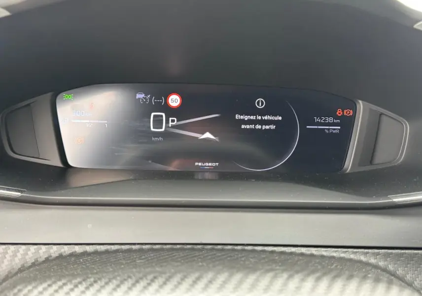 Affichage numérique du tableau de bord du Peugeot 2008 Hybrid 145 e-DCS6 Allure montrant la vitesse, l'autonomie et les alertes.