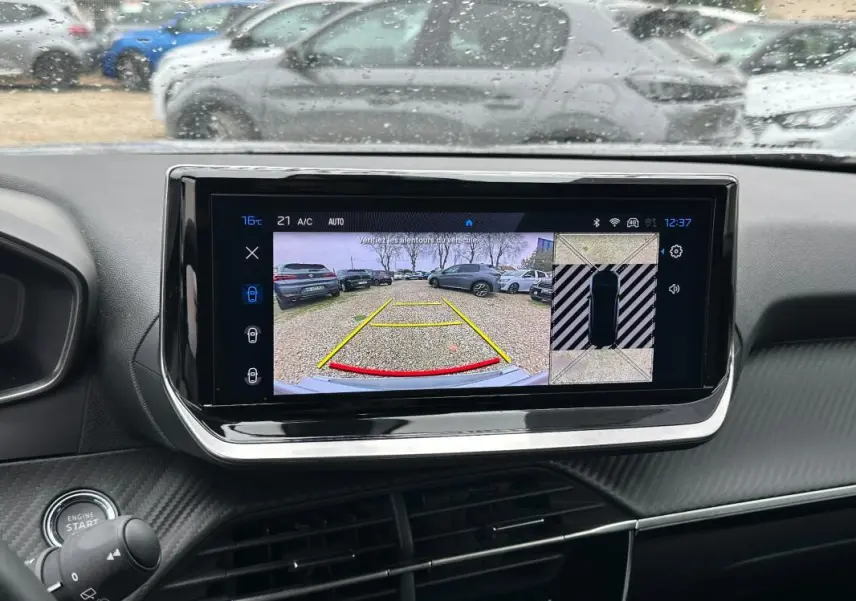 Vue intérieure du tableau de bord du Peugeot 2008 Hybrid 145 Allure 2025, écran tactile affichant la caméra de recul.