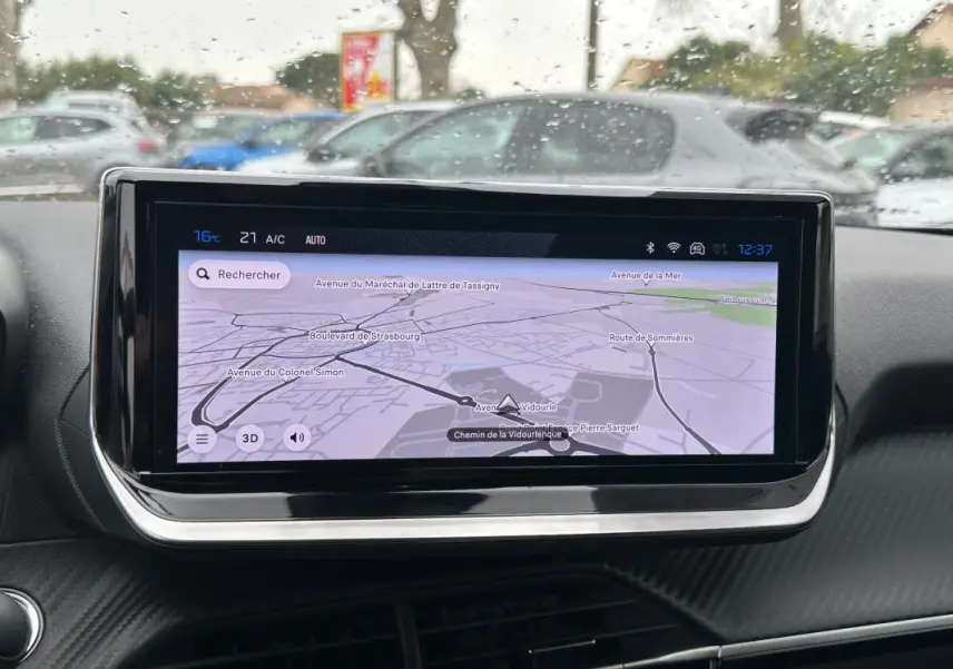 Écran tactile du système de navigation du Peugeot 2008 Hybrid 145 Allure, vue intérieure frontale.