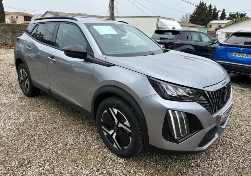 Peugeot 2008 Hybrid 145 gris vue 3/4 avant droit, avec calandre distinctive et jantes alliage 17 pouces.