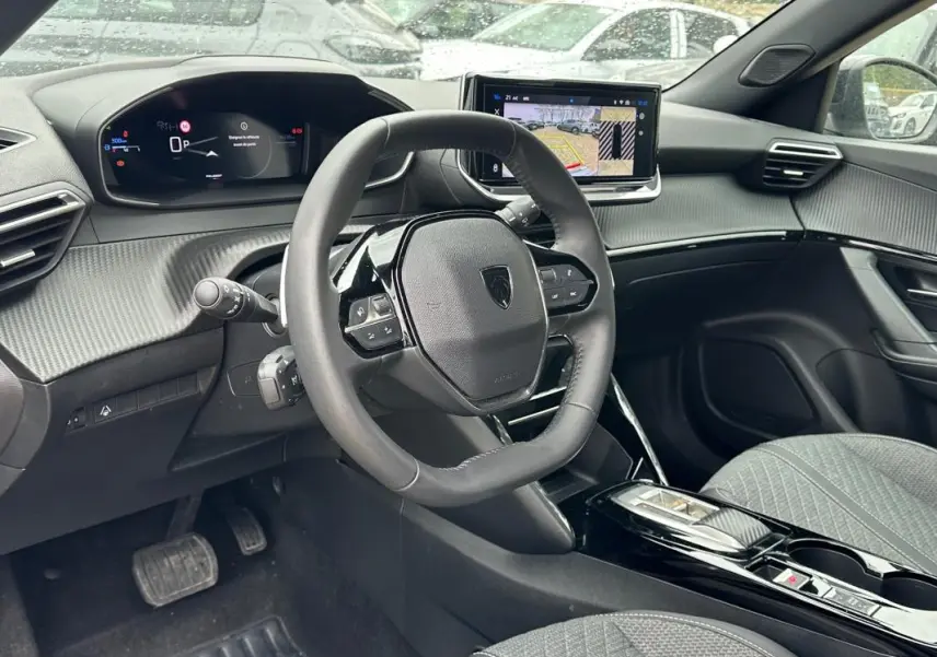 Vue intérieure côté conducteur du Peugeot 2008 Hybrid 145 e-DCS6 Allure 2025, avec tableau de bord numérique et écran tactile.