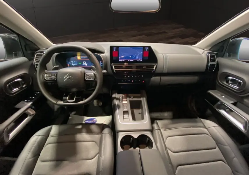Intérieur noir du Citroën C5 Aircross 2024, vue frontale du tableau de bord avec écran tactile et volant multifonction.