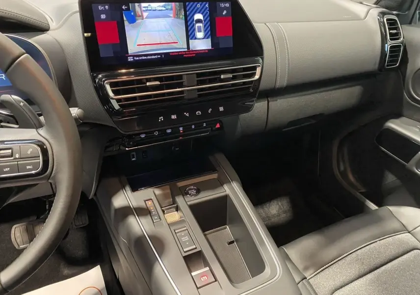 Vue intérieure du tableau de bord et console centrale du Citroën C5 Aircross 2024 avec écran tactile et volant noir.