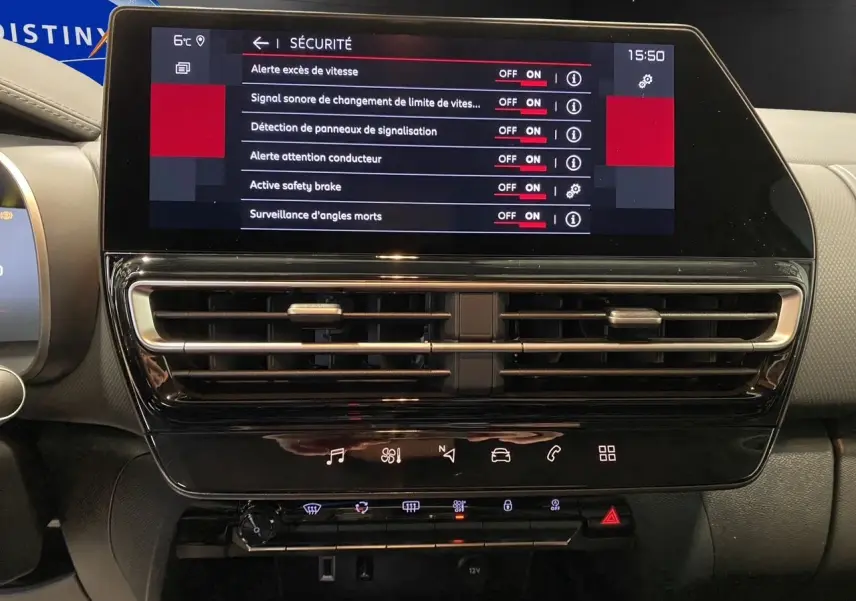 Écran tactile central du tableau de bord du Citroën C5 Aircross 2024 affichant les options de sécurité, avec aérateurs noirs en dessous.