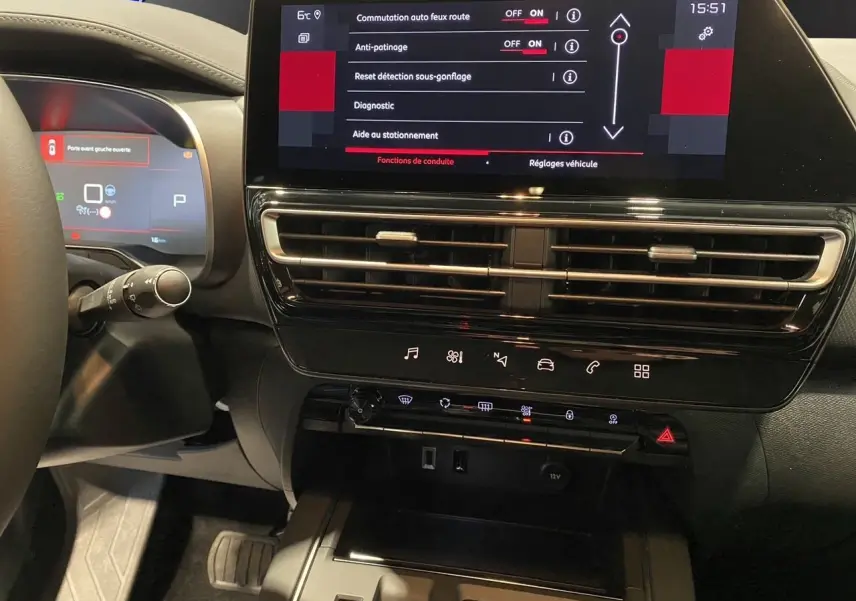 Tableau de bord et console centrale du Citroën C5 Aircross 2024, avec écran tactile et commandes digitales.