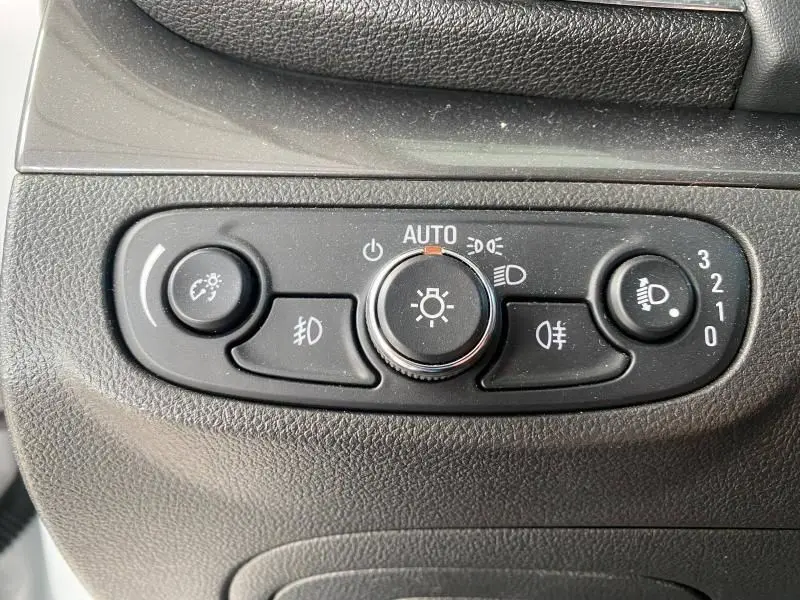 Gros plan sur la commande des phares de l'Opel Mokka 2017, avec réglage automatique et options antibrouillard.