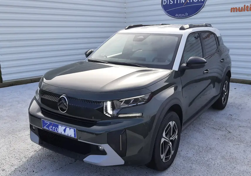 Citroën C3 Aircross hybride 2026 vert Montana avec toit blanc, vue 3/4 avant droit sur parking extérieur.