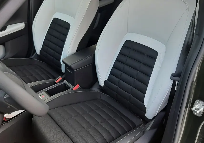 Vue intérieure rapprochée des sièges avant bicolores noir et blanc du Citroën C3 Aircross Hybride 145 E-DCS6 Max 2026.