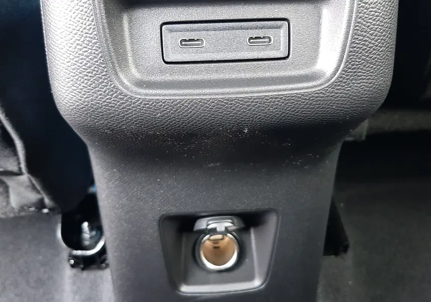 Détail de la console arrière noire du Citroën C3 Aircross hybride 2026 avec deux ports USB-C et prise 12V.
