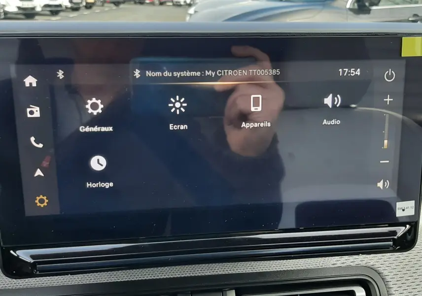 Vue intérieure du tableau de bord de la Citroën C3 Aircross hybride 2026, écran tactile affichant les réglages système.