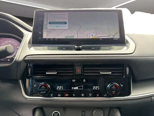 Vue rapprochée du tableau de bord du Nissan Qashqai 2025 gris céramique, mettant en valeur l'écran tactile et la climatisation digitale.