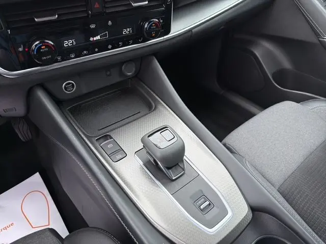 Vue rapprochée de la console centrale du Nissan Qashqai 2025, avec levier de vitesses automatique et finition intérieure noire.