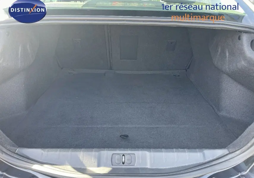 Coffre ouvert d’une Peugeot 508 GT Line noire 2026, vue arrière montrant l’espace de chargement vide et propre.