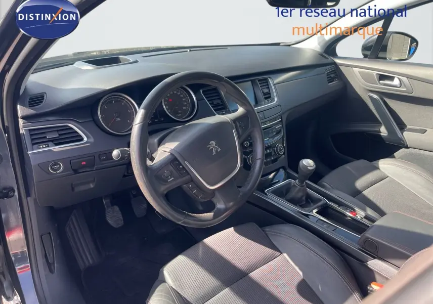 Intérieur de la Peugeot 508 GT Line 2026 vue côté conducteur, volant multifonction, boîte manuelle et sièges noirs.