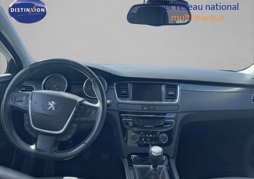 Vue intérieure frontale du tableau de bord noir et volant Peugeot d'une 508 GT Line avec boîte manuelle.