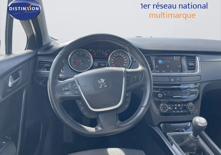 Intérieur de la Peugeot 508 GT Line 2026, vue centrée sur le volant, tableau de bord et levier de vitesse manuel.