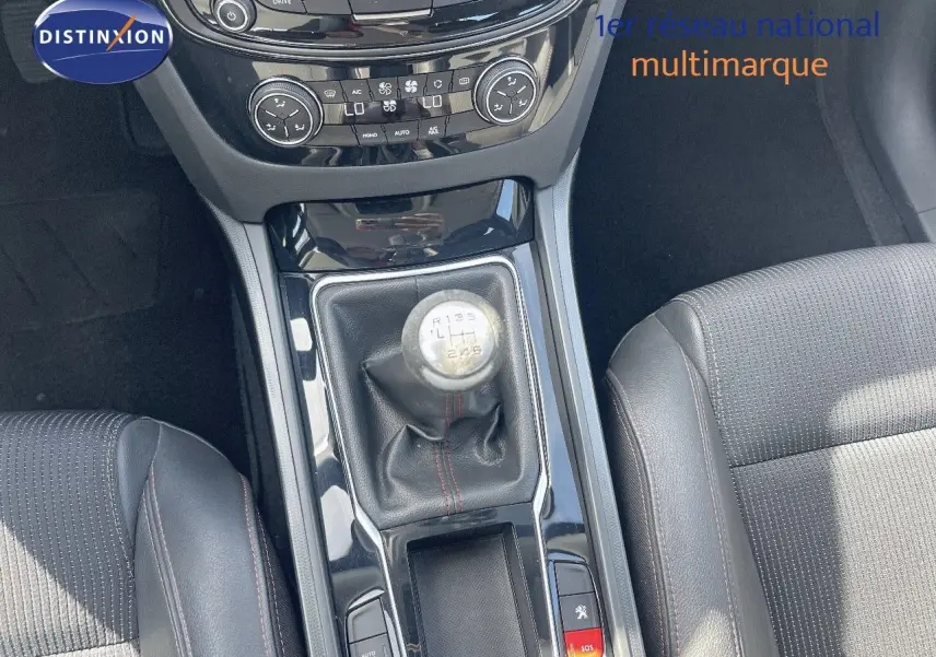 Vue intérieure centrée sur la boîte manuelle et la console centrale noire du Peugeot 508 GT Line 2026.