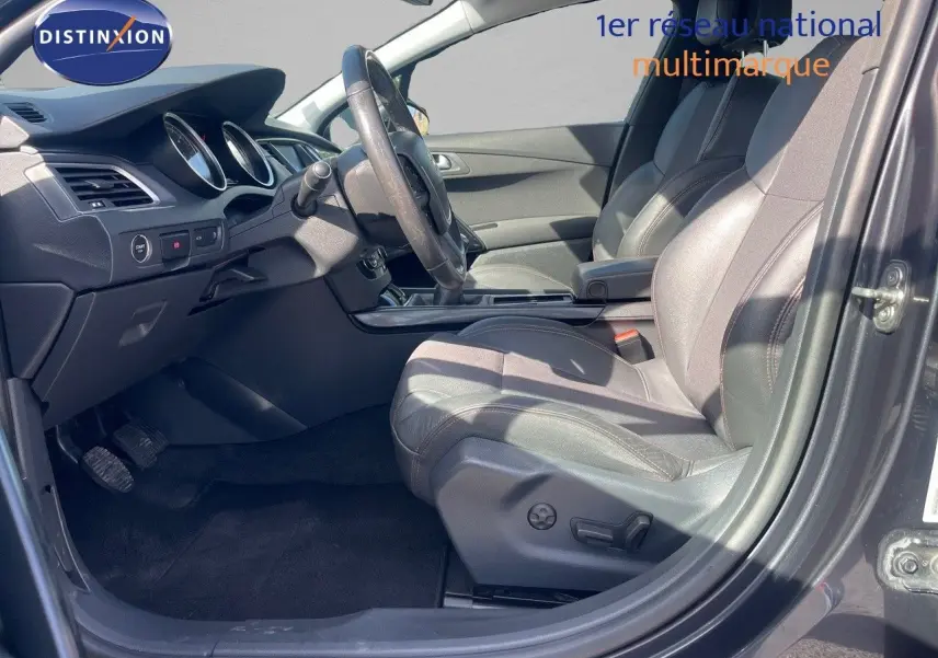 Intérieur côté conducteur de la Peugeot 508 noire 2026, vue sur les sièges en cuir et le tableau de bord avec boîte manuelle.
