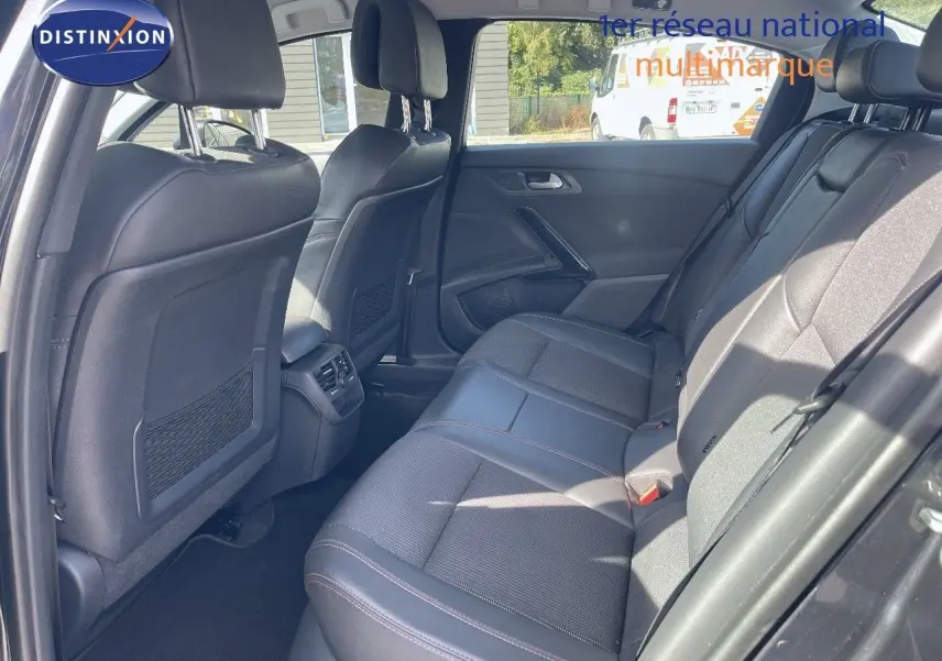 Vue intérieure côté droit des sièges arrière en cuir noir du Peugeot 508 2.0 BlueHDi GT Line 2026.