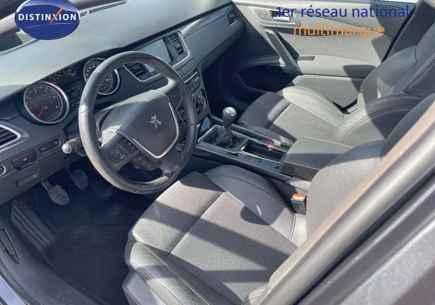 Intérieur de la Peugeot 508 GT Line 2026 vue côté conducteur, sièges noirs et boîte manuelle visible.