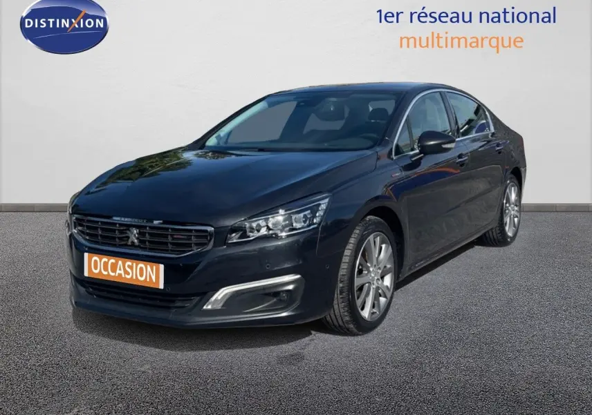 Peugeot 508 noire 2026 en 3/4 avant droit, finition GT Line avec jantes alliage et calandre distinctive.