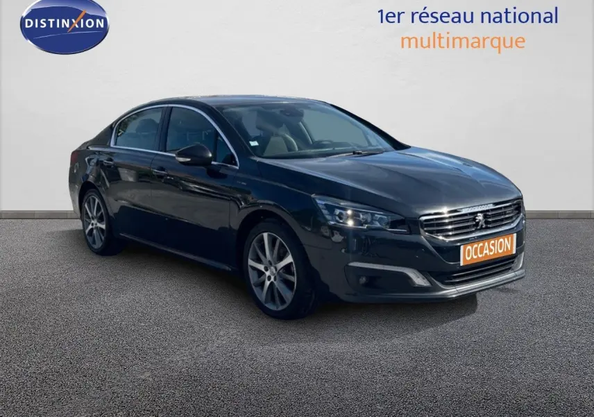 Peugeot 508 noire 2.0 BlueHDi GT Line vue 3/4 avant droit avec calandre chromée et jantes alliage.