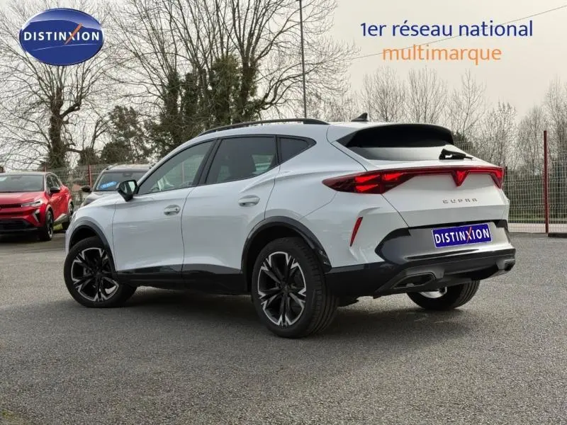 Vue 3/4 arrière droite du CUPRA Formentor blanc Nevada métallisé avec feux arrière LED et jantes noires distinctives.
