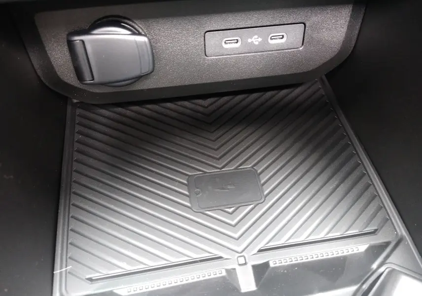 Gros plan sur la zone de recharge sans fil et ports USB-C du Dacia Bigster gris schiste, version 2025.